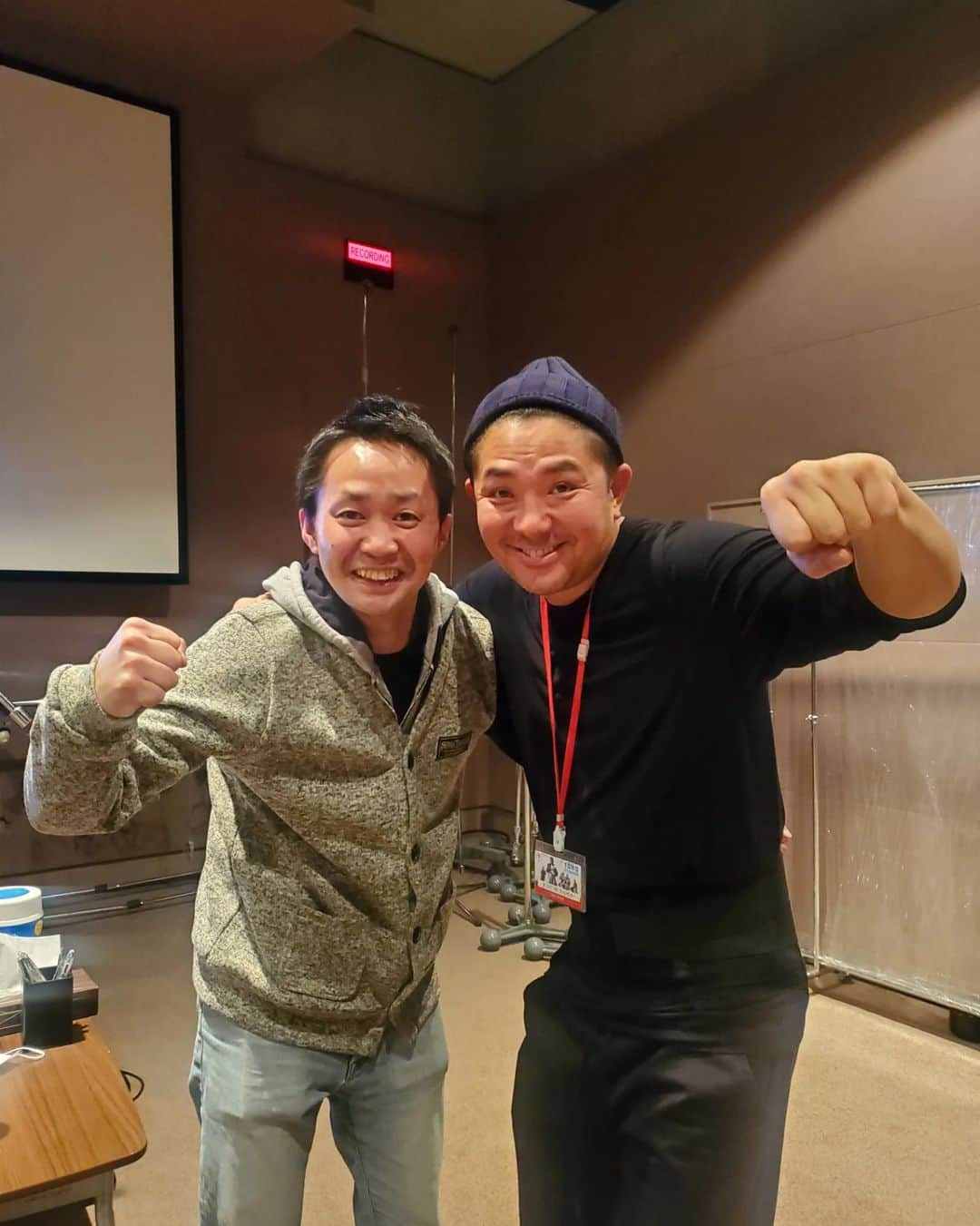 のインスタグラム：「11月2日より Prime Video独占配信 映画 「ナックルガール」  に出演させて頂いてます。  日韓共同制作で日本語と韓国語が飛び交う刺激的な現場でした！  僕は実況やってます。  情熱的なチャン監督と！  アクションてんこ盛りです！  是非ご覧下さい💪  #primevideo #amazonprime  #ナックルガール  #三吉彩花 さん #チャン 監督 #酒井貴浩」