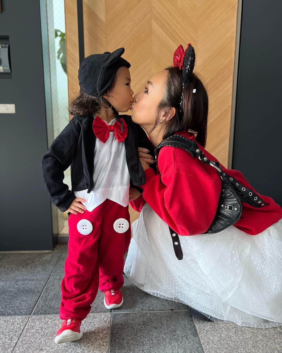 村上沙織さんのインスタグラム写真 - (村上沙織Instagram)「Happy Halloween 🎃   今日と明日は子供達それぞれハロウィンのイベントが♡ 今日が楽しみで昨日は早く寝て今日は早起き。  #happyhalloween #ハロウィン#ハロウィンコスチューム」10月31日 7時04分 - rosysaorimonster