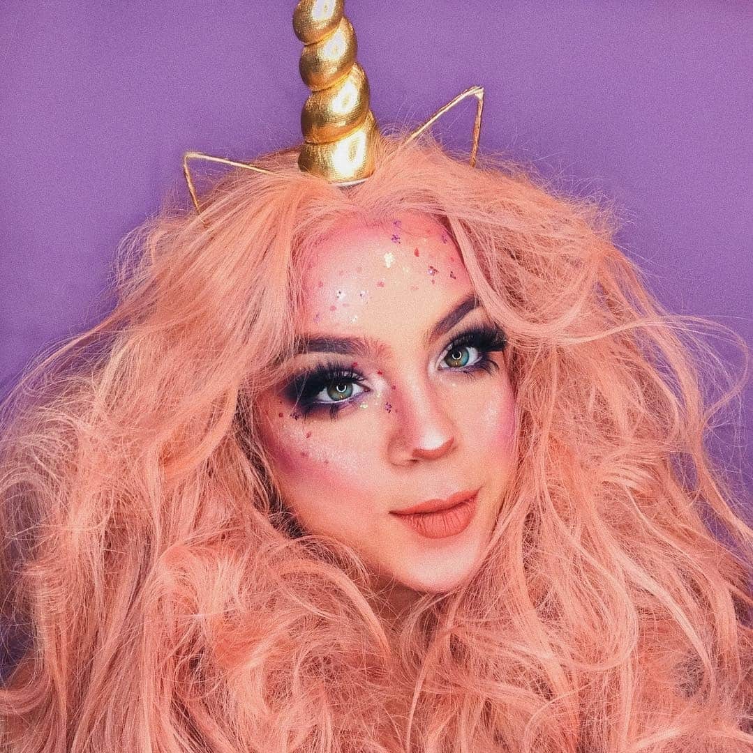 HGTVのインスタグラム：「Still no Halloween costume? Never fear! ⁠ ⁠ We've rounded up some face paint and makeup-only costumes you can bring to life in just a few minutes. Get tips from professional makeup artists for spooky ideas, including scarecrows, skeletons, zombies, animals and all sorts of scary creatures at the 👉 link in bio. #HGTVHowTo⁠ ⁠ 📸: @emaan.makeup, @carissas_chair, villainousvarnishes, Sarah Busby, Nathaly Glass, @carissas_chair, Becky Sapp Photography」