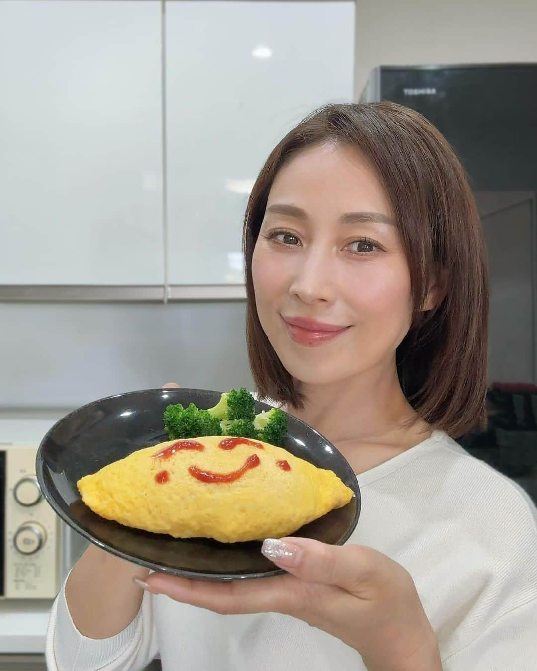 宮田綾子のインスタグラム：「毎月恒例SL Creationsの冷凍ごはん🍽️ オムライスやハンバーグもレンジで温めるだけで美味しく食べられるからお気に入り😋 美味しいのはもちろんだけど、今月みたいに体調崩して動けない時に冷凍庫にあるのは本当に助かったわ〜 どれも温めるだけ、フライパンで焼くだけ、和えるだけの簡単商品だから忙しい方にもおすすめです🍽️  今回はオムライスやハンバーグ、チャーハンなどお子様メニューを中心におやつも注文してみました！ 解凍するだけのおはぎや杏仁アイスも美味しかった♩  @slcreations_official は化学的合成添加物を使用していない冷凍食品でバラエティ豊富🍝 来月は何頼もうかな♩    #PR #slcreations #安心安全 #冷凍食品 #無添加 #slcreationsのある暮らし  #おうちごはん #お家ごはん」