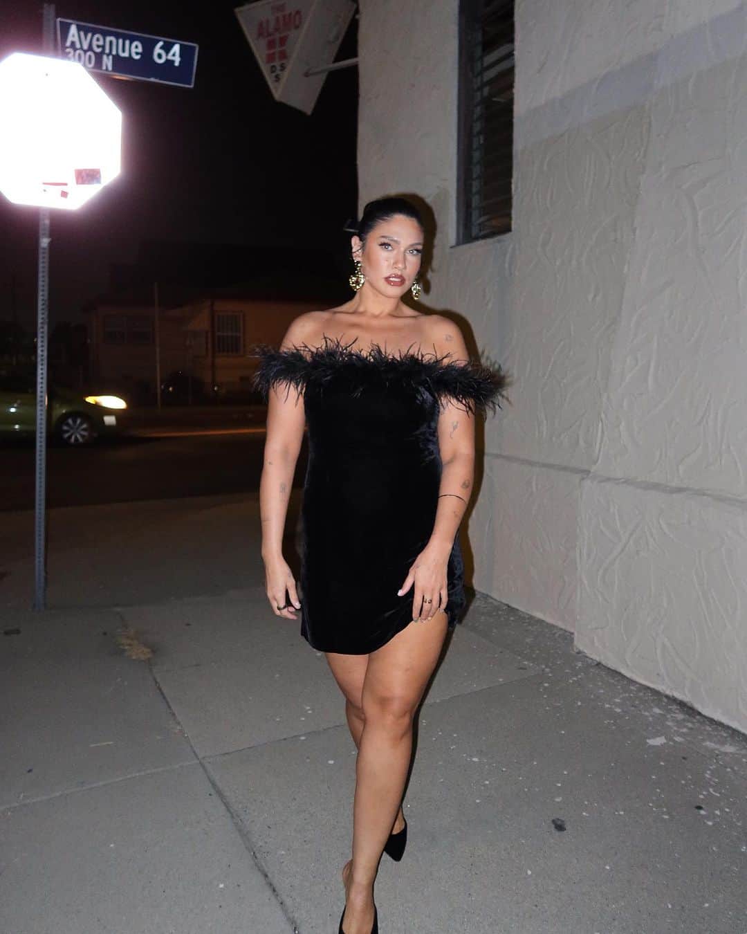 La'Tecia Thomasのインスタグラム：「night stroll 🐈‍⬛」