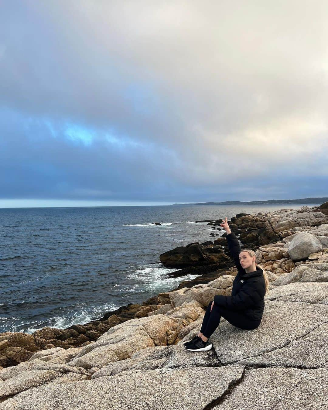 エリー・ブラックのインスタグラム：「🌊 You are not a drop in the ocean. You are the entire ocean in a drop. 🌊   Make some waves.   #MondayMotivation #Canada #NovaScotia #Nature」