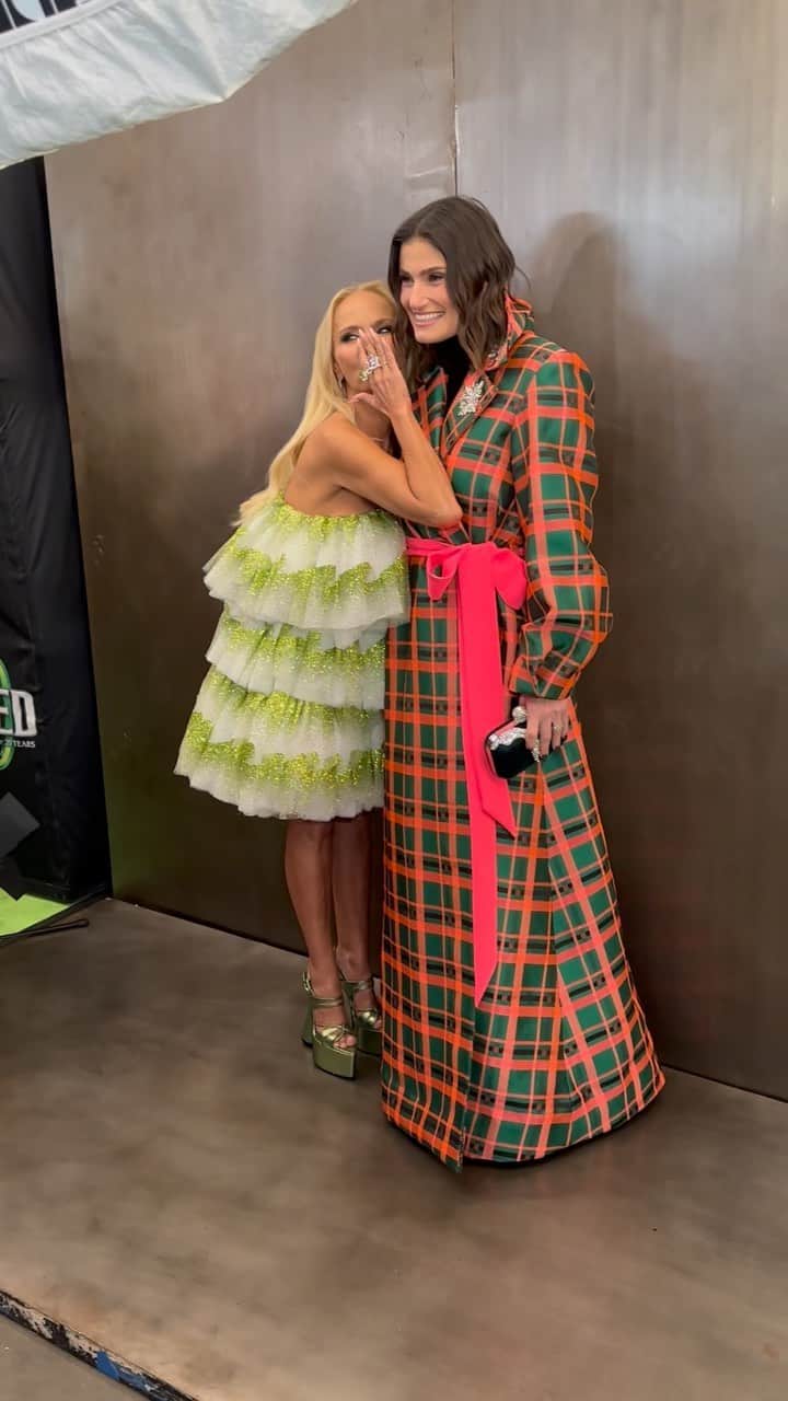 クリスティン・チェノウェスのインスタグラム：「IT’S GOOD TO SEE THEM, ISN’T IT?! 💚🩷💚🩷  #wicked #wicked20 #broadway #musicaltheatre #musical #musicals #bway #theatrekid #glinda #elphaba #redcarpet #nyc #newyorkcity #redcarpetstyle #kristinchenoweth #idinamenzel」