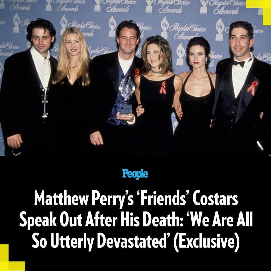 People Magazineさんのインスタグラム写真 - (People MagazineInstagram)「The “Friends” cast is mourning one of their own. 💔 Two days after Matthew Perry's death on Saturday, his fellow castmates from the hit television series — Jennifer Aniston, Courteney Cox, Lisa Kudrow, Matt LeBlanc and David Schwimmer — spoke out in a joint statement, exclusively obtained by PEOPLE. For the full statement, tap the link in bio. | 📷: Getty」10月31日 7時19分 - people