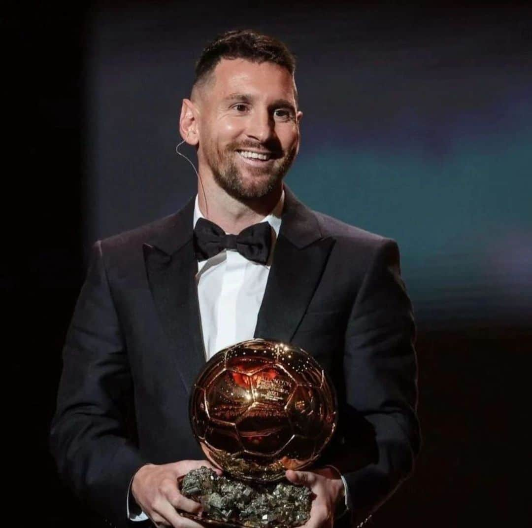 エセキエル・ラベッシのインスタグラム：「Amigo, seguí divirtiéndote detrás de la pelota, que de esa manera generas respeto, orgullo e ilusión en el mundo. Seguí siendo feliz de la manera más simple y humilde, con una pelota de fútbol. Las reglas del juego las pones vos. Te quiero y admiro ❤️ @leomessi」