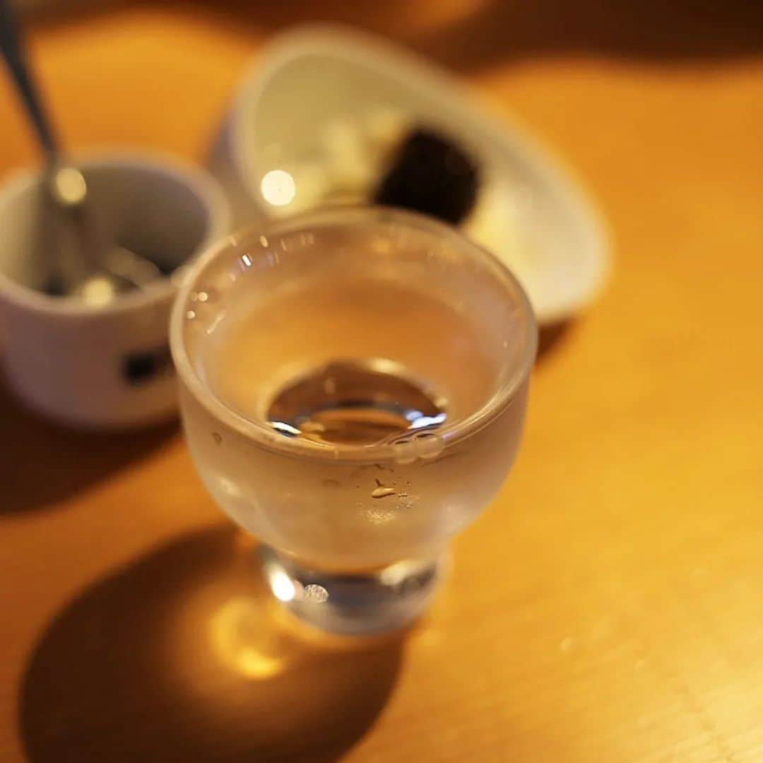 く～のインスタグラム：「北陸旅行　酒＆カフェ巡り  北陸旅行の締めくくりは、新潟駅CoCoLo西館にあるカフェへ。カフェと言ってもただのカフェではないです。  可愛らしい店内の一角に日本酒のコーナー！ここで新潟の日本酒のテイスティングをしました。  日本酒を案内してくださったクボケンさんのお話を聞きながら新潟の日本酒200種類ほどを色々。好みの味を伝えるとドンピシャな美味しいものを出してくださいました！  もうとっても楽しくて、二人で結構飲みました（ちなみにここに行く前にもビールと日本酒飲んでいました）  その場にいたお客さんとも盛り上がり、大変楽しい時間でしたー。そんなほろ酔いで帰京。  今回の旅は飲んだくれをテーマにしました。美味しいお酒飲めて幸せでした✨新潟は酒蔵巡りもしたいな。  長いことお付き合いありがとうございました。  #トコトコサケメグリ #新潟駅 #新潟カフェ #日本酒 #外飲み #北陸旅行 #酒スタグラム #テイスティング #カフェバー #カフェ #カフェ巡り #カフェ部 #japanesesake #drinking #foodphotography #japan #igersjp #新潟グルメ」