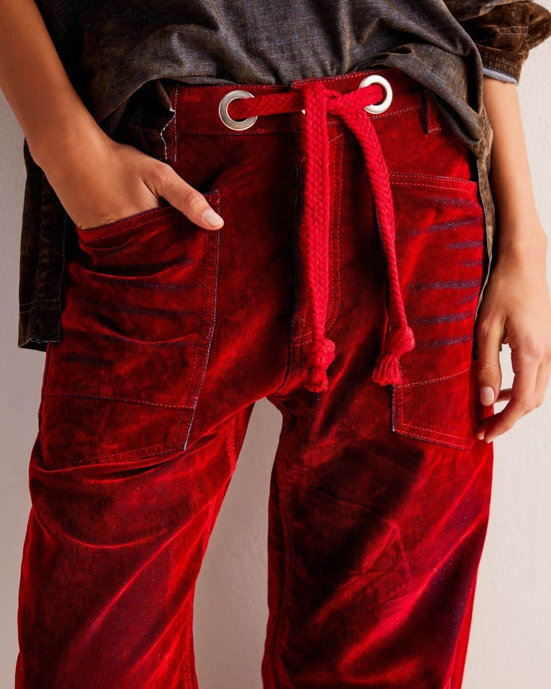 freepeopleのインスタグラム：「Feeling festive already? Link in bio to shop the We The Free Moxie Flocked Pull-On Barrel Jeans.」