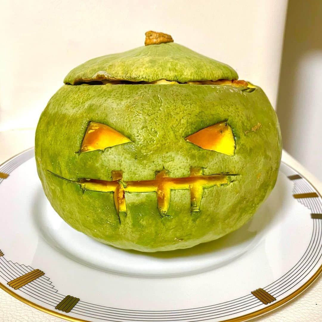 大槻瞳のインスタグラム：「今年も夜な夜な、くり抜きました🎃 中身はカボチャグラタンに👩🏻‍🍳 毎度の事ながら、一人暮らし向きではない量ができたので今日のお弁当にも💭  皆さんも素敵なHalloweenをお過ごしください。  #happyhalloween #halloween  #cooking #おうちごはん #ハロウィン #ハロウィン弁当 #ハロウィンレシピ #カボチャ #グラタン #長野県 #信州 #homecooking #pumpkin」