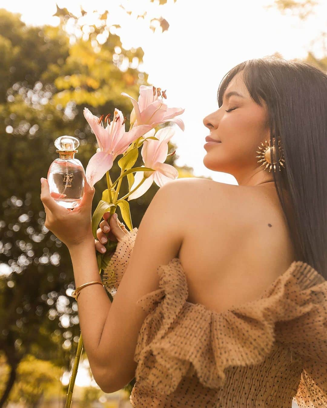 Gabriela Salesさんのインスタグラム写真 - (Gabriela SalesInstagram)「Muito feliz em dividir com vocês, em primeira mão, esse lançamento do @oboticario , a nova fragrância L’Eau de Lily Soleil. Uma fragrância criada para uso diurno e que combina o poder e a sofisticação do Lírio com o frescor do Ylang Ylang.   Uma fragrância que traz frescor e elegância e nos impulsiona a sermos protagonistas da nossa própria história a cada novo amanhecer!  Estou apaixonada e muito feliz pelo convite de ser a anfitriã desse lançamento!   Convido vocês pra explorar as suas melhores versões com L'Eau de Lily Soleil!  *publi #SuaMelhorVersão #LeauLilySoleil」10月31日 7時28分 - ricademarre