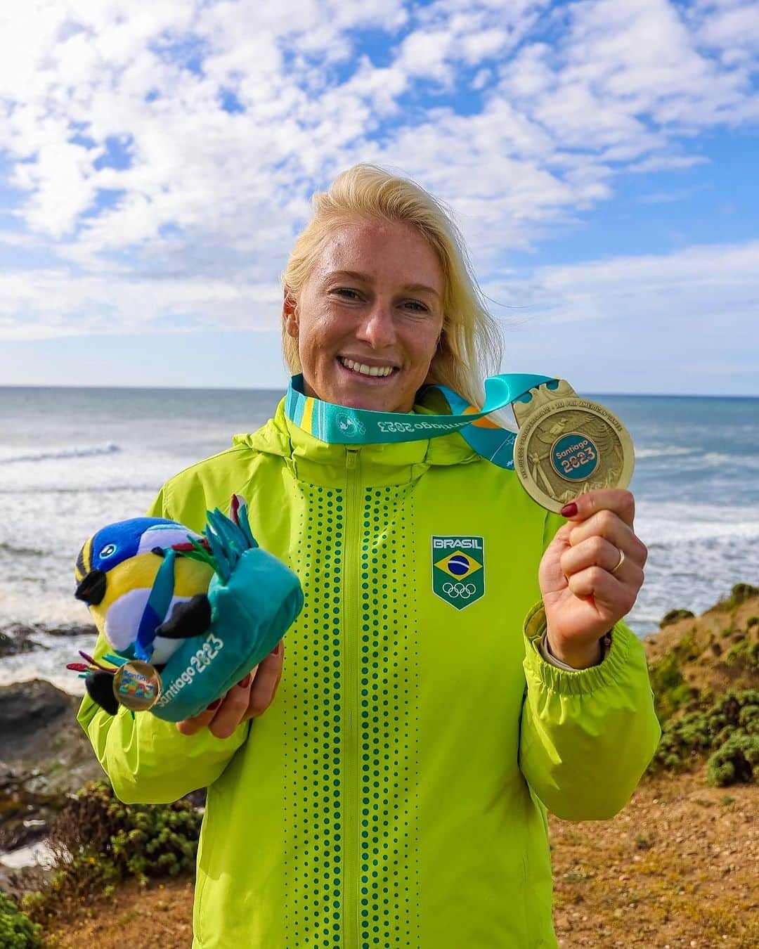 タティアナ・ウェストン・ウェブのインスタグラム：「deu OURO! Nos jogos Pan-Americanos aqui em Pichilemu. com certeza o mar mais difícil que eu já competi na minha vida. Obrigada meu time por tudo! @timebrasil @paulomourasurf @bezinho.otero @karinaabras muito obrigada @marcoscorreasurf pela prancha emprestada! Glória Deus por tudo. Fé e amor 🥰 // fotos: @willlucass」