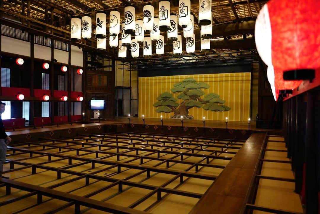 行方 久子 Hisako Namekataのインスタグラム：「. 昔ながらの人力で行う仕掛けが盛りだくさんの四国こんぴら歌舞伎大芝居へ。コロナで休業していたけれど、来春はひょっとして、とのこと。ぜひ、観にきたい！」
