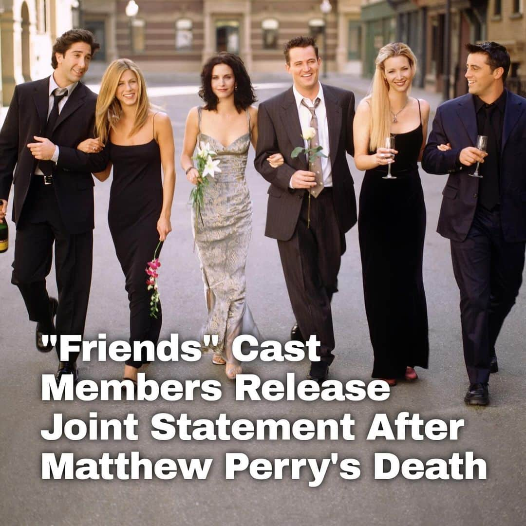 Just Jaredさんのインスタグラム写真 - (Just JaredInstagram)「Jennifer Aniston, Courteney Cox, Lisa Kudrow, Matt LeBlanc, and David Schwimmer just released a joint statement following the death of their “Friends” co-star Matthew Perry. Read what they said at the LINK IN BIO. #MatthewPerry #JenniferAniston #CourteneyCox #LisaKudrow #DavidSchwimmer #MattLeBlanc Photo: Getty」10月31日 7時34分 - justjared