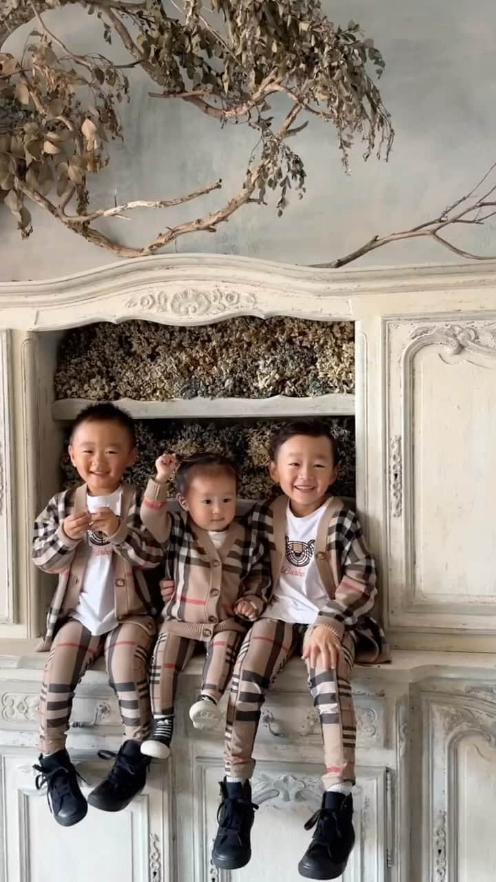 あすかのインスタグラム：「ㅤ 初めてのワンオペ4人旅👶🏻👶🏽👦🏻👱🏼‍♀️ in 福岡🍜　@the358hotel に ご招待して頂きました🏨  2年半前に行ってまた行きたいなと思っていた ホテルだったので嬉しかった🥹♥️  ㅤ　  11月25日でホテルがオープン3周年🎉 アイランドアイに新しくオープンした写真館 @merci_fukuoka とのコラボで特別撮影プランを用意📷  👑その他豪華特典 ①ガラポン抽選会 ②3周年オリジナルビール ③1時間レイトチェックアウト  おすすめホテルなので 是非行ってみてください ㅤ  #3rdAnniversary#the358sora#the358hotel#hermes#burberrykids#エルメスプレタ#コンスタンスミニ#ママコーデ#アラサーコーデ#3兄弟#3兄弟ママ#3兄弟育児#ワンオペ育児#ワンオペお風呂#ワンオペ旅行#子連れ旅行#子連れ旅行におすすめ#福岡旅行#男の子ママ  ㅤ」