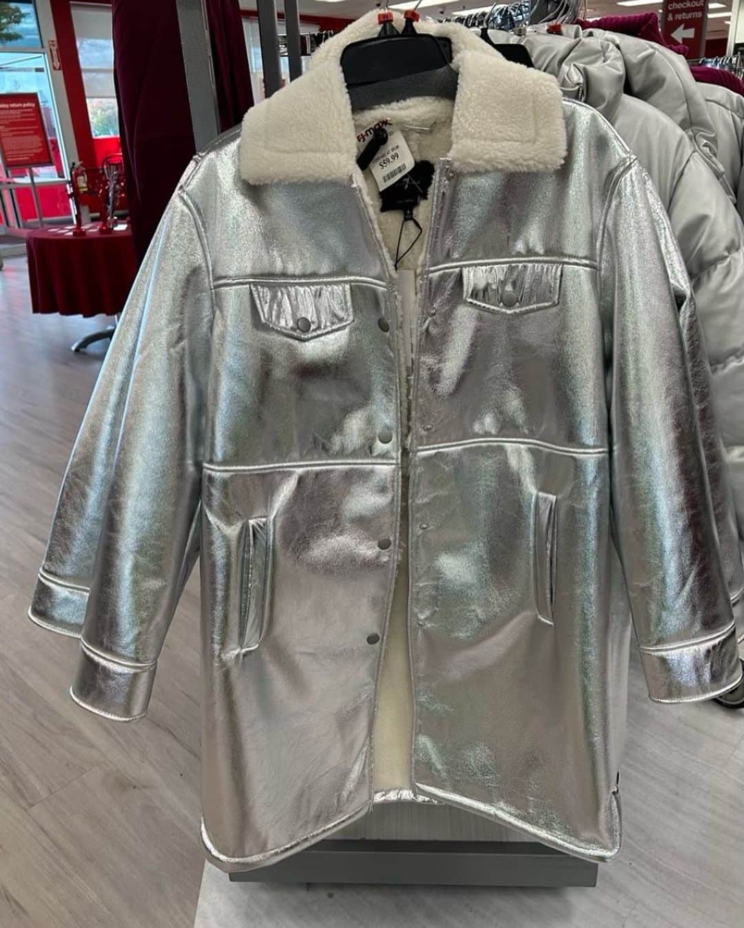 T.J.マックスさんのインスタグラム写真 - (T.J.マックスInstagram)「If you’re into the chrome trend or in need of a last minute tin man costume 😏🪩 #linkinbio」10月31日 7時47分 - tjmaxx