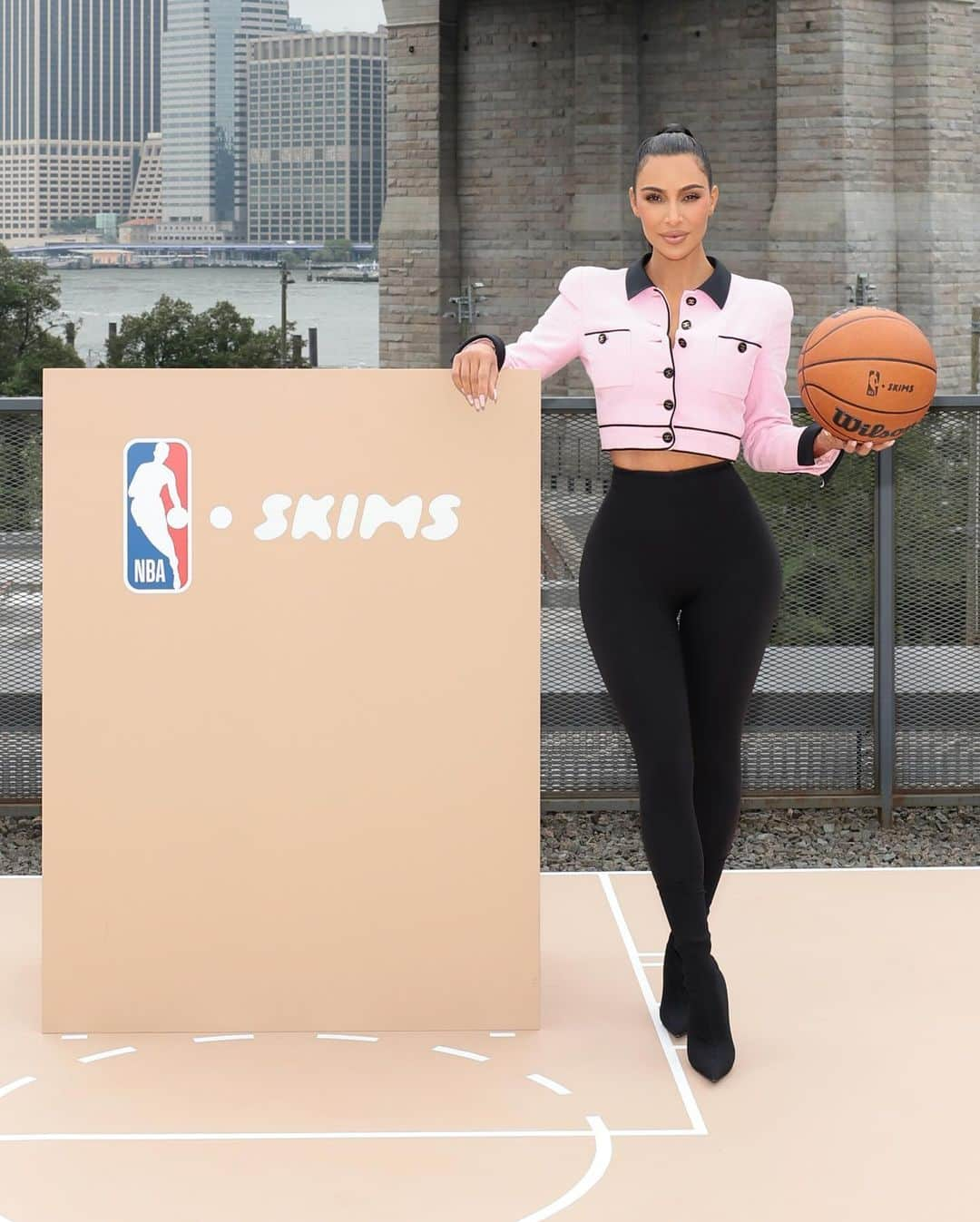 Just Jaredさんのインスタグラム写真 - (Just JaredInstagram)「Kim Kardashian’s company SKIMS has been named the official underwear brand of the NBA after launching a men’s collection last week. Head to JustJared.com right now to shop the brand’s best new items! #KimKardashian #SKIMS Photo: Getty」10月31日 7時39分 - justjared