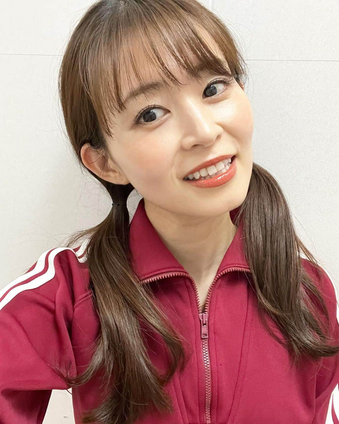 大家彩香さんのインスタグラム写真 - (大家彩香Instagram)「おはようございます☀️  朝起きたらフォロワーさん、3.8万人😭🩷 とても嬉しいです♡ いつも応援してくださる皆さん ありがとうございます❤️  さて、今日は STVの広報番組、どさんこドラマ部の ポスターのために撮影した 写真をアップします！  なんのドラマかお分かりですかー？😆 ヤンクミ！ならぬ ヤンアヤになりましたー⭐️  あんな先生になってみたかったなぁ🎵  みなさん、STVの秋のドラマも ぜひ、ご覧下さい😄🌸   #stv #札幌テレビ #大家彩香 #女子アナ #どさんこワイド朝 #衣装 #女子アナコーデ #ジャージ姿 #ごくせん　！？ #パロディー #ドラマ部」10月31日 7時40分 - ayaka_oie_official