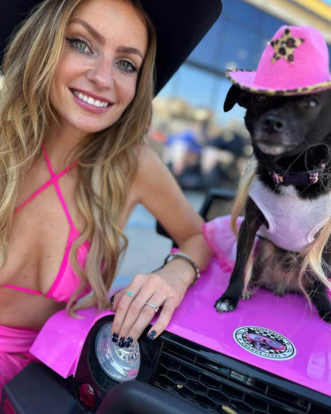 コーディー・レニー・キャメロンのインスタグラム：「Happy Howl-O-Ween 🎃 SCROLL FOR THE DRIVING VIDEO 🐶💞🛺  Shoutout to dog daddy @jigger.la who stayed up until the wee hours the night before assembling the pink jeep💕🫶🏻 Who knew the didn’t come assembled?!? 🤔😳  Event @bartelsharleydavidson  Hat by @kemosabe1990  Pix cred @jigger.la  Vid cred @baximages   #howloween #dogcostume #barbiedog #dogparade #halloweencostume #bikerdog」