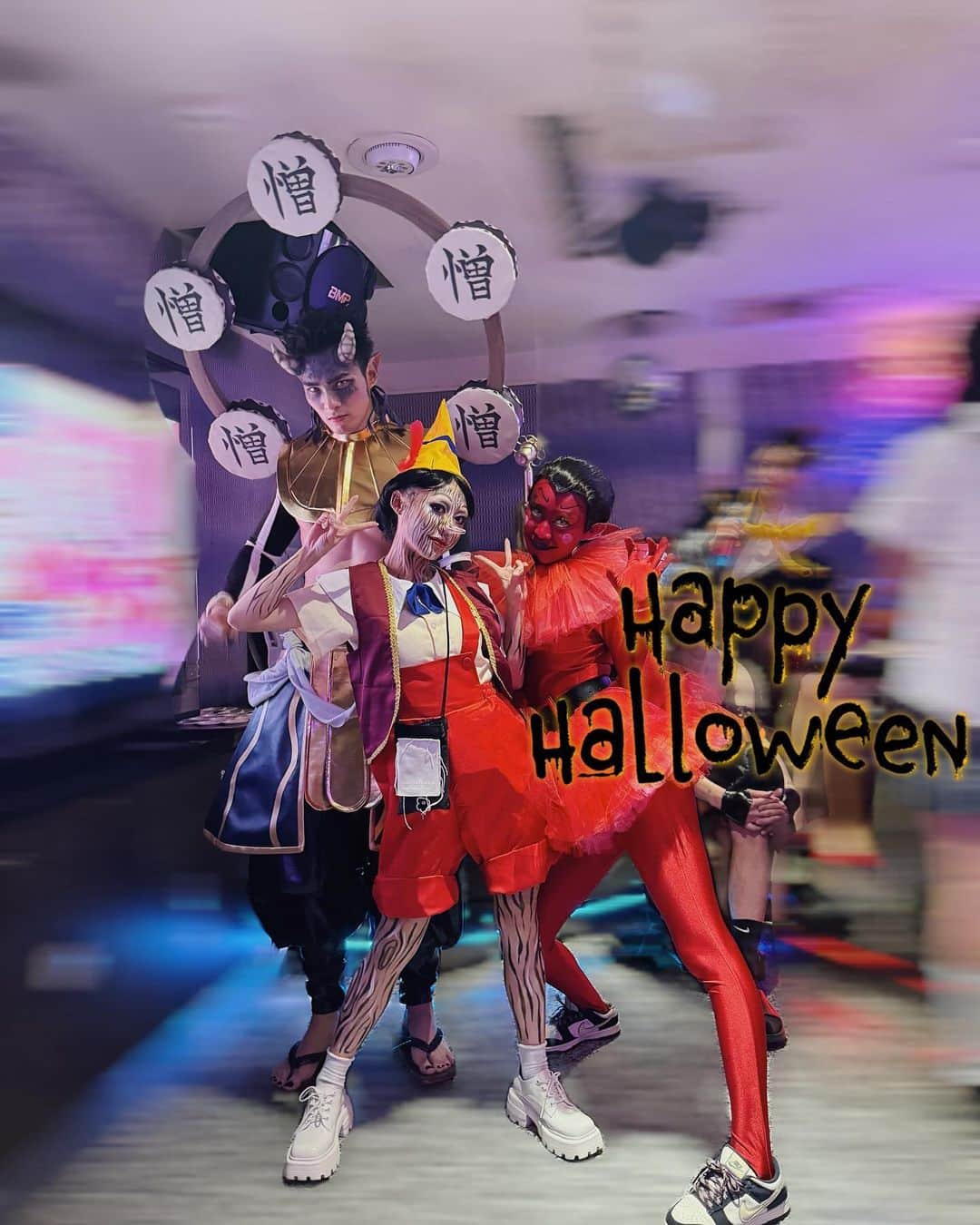 紀卜心さんのインスタグラム写真 - (紀卜心Instagram)「Happy Halloween 🎃合照篇 好快樂大家火力全開 今年的小木偶皮諾卜獲得第三名!!!YA~~並列第一名是偉跟雨 道具真的太猛尬不贏🤣 每人只能投三票真的很不夠 大家都很認真欸 我私心想給 @midiswonderland 颱風天的記者最佳創意獎!!!!好愛超好笑 艾莉的Betty也是神還原好煩😂 噥跟荳直接撞角色??假面女郎雙胞胎一個巨乳一個高級面具 動漫組的也都誠意十足 然後謝謝最後一名徐謀龜仙人志在參與  明年我覺得賽制跟獎項必須調整規格要再up🆙🆙 明年再見敬請期待！  #happyhalloween」10月31日 7時56分 - eatzzz7