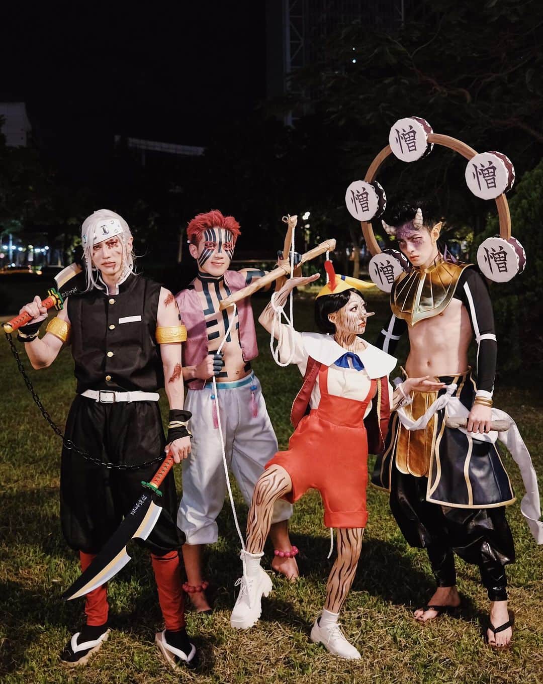 紀卜心さんのインスタグラム写真 - (紀卜心Instagram)「Happy Halloween 🎃合照篇 好快樂大家火力全開 今年的小木偶皮諾卜獲得第三名!!!YA~~並列第一名是偉跟雨 道具真的太猛尬不贏🤣 每人只能投三票真的很不夠 大家都很認真欸 我私心想給 @midiswonderland 颱風天的記者最佳創意獎!!!!好愛超好笑 艾莉的Betty也是神還原好煩😂 噥跟荳直接撞角色??假面女郎雙胞胎一個巨乳一個高級面具 動漫組的也都誠意十足 然後謝謝最後一名徐謀龜仙人志在參與  明年我覺得賽制跟獎項必須調整規格要再up🆙🆙 明年再見敬請期待！  #happyhalloween」10月31日 7時56分 - eatzzz7