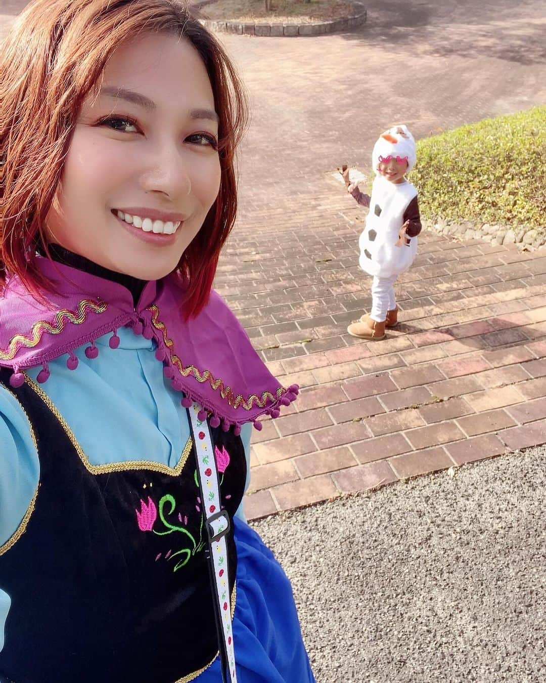 エマ中岡優姫のインスタグラム：「ハッピーハロウィーン👻 今年は衣装は 使い回し🤭 #ハロウィン  #ハロウィーン  #アナと雪の女王  #オラフ  #親子コスプレ」