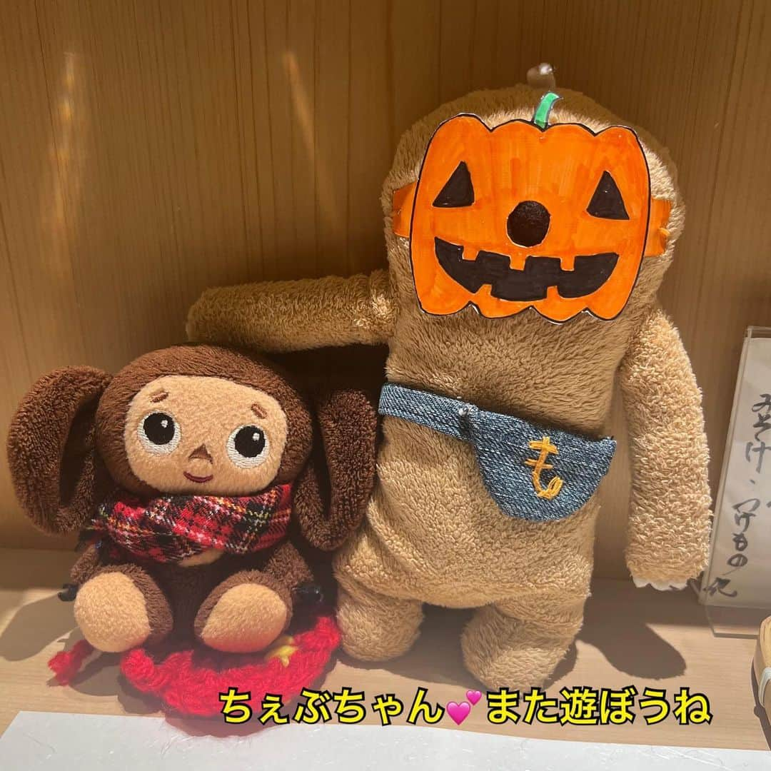 江口ともみさんのインスタグラム写真 - (江口ともみInstagram)「ハロウィーンだね🎃  今年もみんなでハロウィーンお面つけたよ❣️  もっくんが最初に付けてたお面を見失っちゃってね💦昼間かあさんと出掛けようとした時付けてたんだけど、トートバック見たらお面付けてなくて。。家出る前だから家の中のはずなんだけど、まだ見つからないんだ😅  でね、もっくんは昨日お出かけしてお菓子貰いに行ったらお友達がいっぱいいて、楽しかったらしいよ❣️おっきなお土産持って帰ってきたんだけど、なんと松茸ご飯おにぎりだった💕  でかしたね✨  みんなも楽しいハロウィーンを過ごしてね❣️  #fumofumosan #フモフモさん #もぐたろう #もっくん#けいじ#へいじ#ぱっくん #カラジ#かぼちゃん #ほおじろう#もん吉#きみちゃん #ハロウィーン#halloween  #松茸ご飯おにぎり  #手前のかぼちゃたちは貯金箱 #銀座#浜ゆう」10月31日 7時52分 - tomomin.eguchi