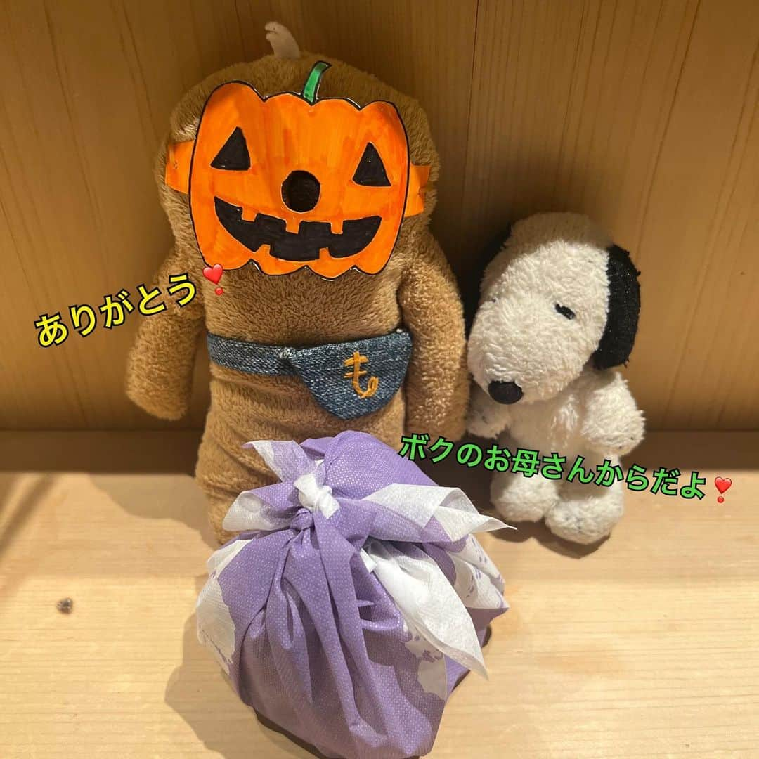 江口ともみさんのインスタグラム写真 - (江口ともみInstagram)「ハロウィーンだね🎃  今年もみんなでハロウィーンお面つけたよ❣️  もっくんが最初に付けてたお面を見失っちゃってね💦昼間かあさんと出掛けようとした時付けてたんだけど、トートバック見たらお面付けてなくて。。家出る前だから家の中のはずなんだけど、まだ見つからないんだ😅  でね、もっくんは昨日お出かけしてお菓子貰いに行ったらお友達がいっぱいいて、楽しかったらしいよ❣️おっきなお土産持って帰ってきたんだけど、なんと松茸ご飯おにぎりだった💕  でかしたね✨  みんなも楽しいハロウィーンを過ごしてね❣️  #fumofumosan #フモフモさん #もぐたろう #もっくん#けいじ#へいじ#ぱっくん #カラジ#かぼちゃん #ほおじろう#もん吉#きみちゃん #ハロウィーン#halloween  #松茸ご飯おにぎり  #手前のかぼちゃたちは貯金箱 #銀座#浜ゆう」10月31日 7時52分 - tomomin.eguchi