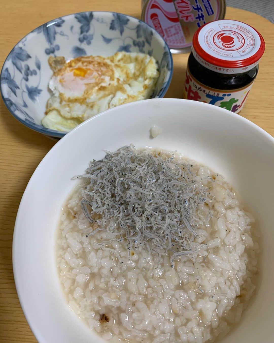 のインスタグラム：「おはよう😃新米のご飯残りをお粥を中に干ししらすをかけてこれ行けます^_^目玉焼きに、ごはんですょ！美味いね私にはごちそうです^_^今日も頑張って楽しんでください^_^」