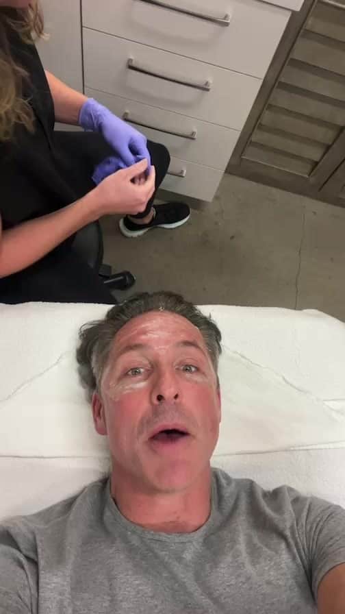 デイヴ・アスプリーのインスタグラム：「This is what it looks like when you actually get focused ultrasound on your face to tighten up your skin. In Austin at @breastimplantillnessexpert clinic with @skincareby_ek」