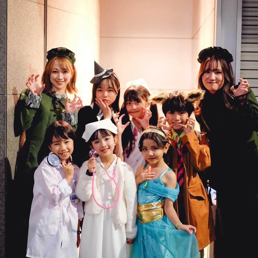 白井美帆のインスタグラム：「#ハッピーハロウィン ようやく当日ですね🎃 みんなと撮った写真を🤳 全員じゃなくてごめんなさい🙇‍♀️  #ハロウィン🎃#ハロウィン#ハロウィンコスプレ  #子役事務所の楽しみ方」