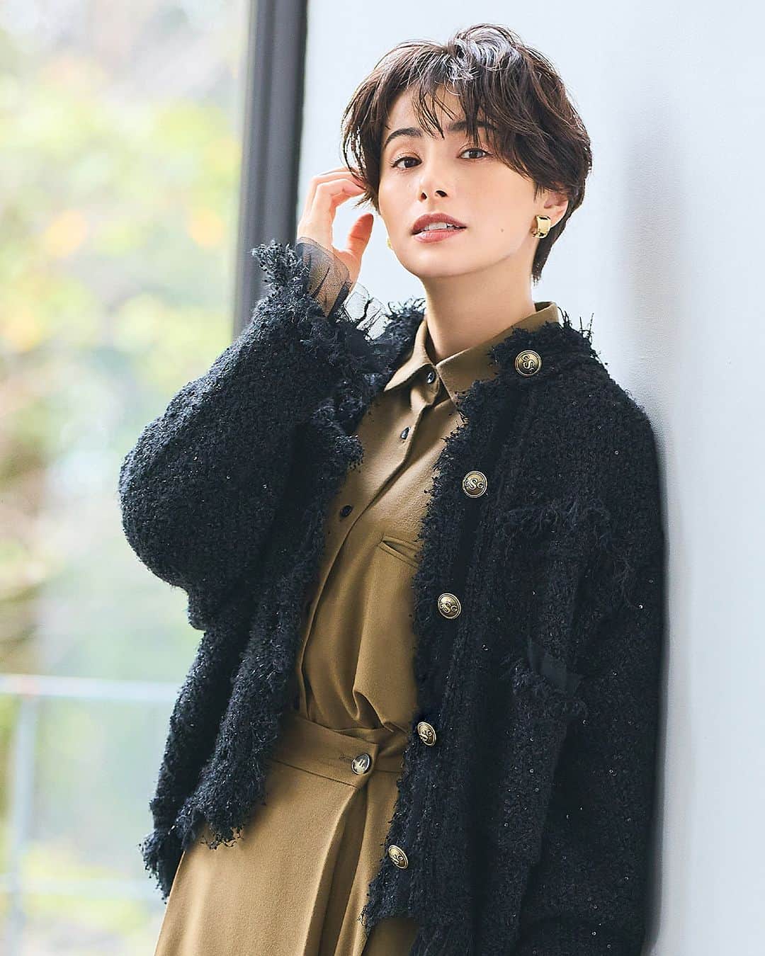 Domani編集部公式アカウントのインスタグラム：「＼10／31 今日のコーデはこちら／ ほんのり光る黒ツイードジャケットをオーバーシャツ×ワイドパンツの最旬セットアップに合わせ、やや辛口に。  ジャケット￥37,400（カレンソロジー 青山〈カレンソロジー〉） シャツ￥40,700・パンツ￥41,800（インターリブ〈サクラ〉） イヤリング￥168,300（ウノアエレ ジャパン〈ウノアエレ〉） ブレスレット￥2,200（ロードス〈シースキー〉） バッグ￥45,100（ヴァジックジャパン〈ヴァジック〉） 靴￥19,250（ダイアナ 銀座本店〈ダイアナ〉）  ・・・・・  #毎日コーデ #ワーママコーデ #ワーママファッション #ママコーデ #ママファッション #アラフォーコーデ #今日のコーデ #ファッションスナップ #ファッション好きな人と繋がりたい #ファッションコーデ #服好きな人と繋がりたい #秋コーデ #40代ファッション #大人ファッション #おしゃれさんと繋がりたい #シンプルコーデ #着回しコーデ #きれいめカジュアル  #domanimagazine #ホラン千秋」
