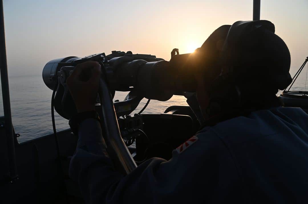 海上自衛隊さんのインスタグラム写真 - (海上自衛隊Instagram)「アデン湾から昇る #日の出 ☀ 早いもので10月も最終日となりました。 今日も一緒に頑張りましょう！  #海上自衛隊 #JMSDF #見張り員 #監視中 #シルエット #いかづち」10月31日 8時00分 - jmsdf_pr