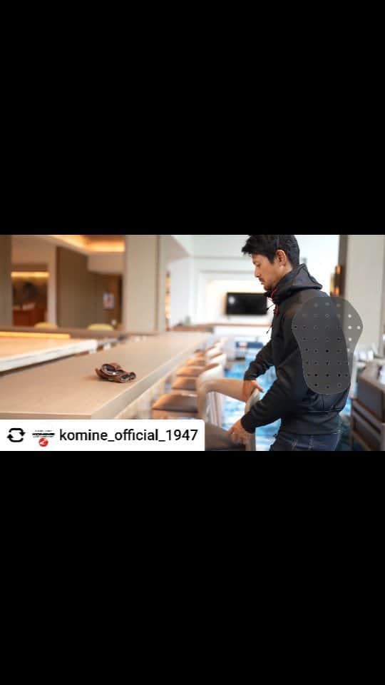 山下晃和のインスタグラム：「【MODEL】KOMINE motorcycle wear 2023-2024 FW model　  Posted @withregram • @komine_official_1947 高強度アラミド繊維Kevlarで内部が補強され、プロテクターをフル装備したカジュアルパーカー JK-6044 http://komineshop.shop21.makeshop.jp/shopdetail/000000009218/  肩肘にCE level2プロテクター、胸には瞬間硬化作用が認められるオリジナルプロテクター、脊椎パッド装備  色落ちしにくいポリエステル素材採用  #バイク  #komine #コミネ」