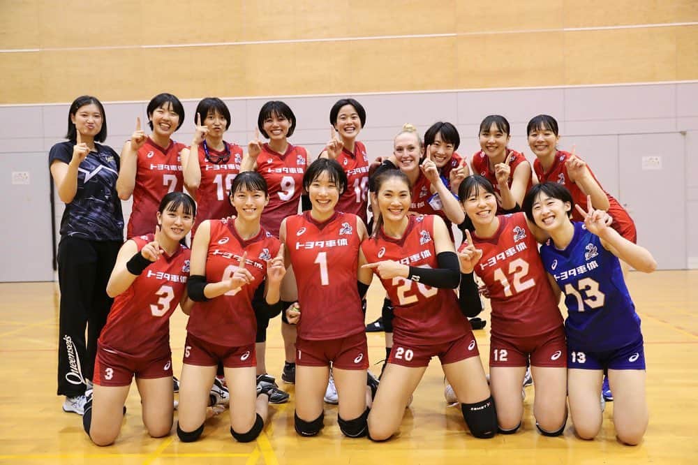長野有紗のインスタグラム：「. 1勝目！2勝目！ 岡山大会、沢山のご声援ありがとうございました✨ 今週は小牧ホームゲームです。 ぜひ会場にお越しください🤗❤️‍🔥 待ってま～す🫶🏻 #トヨタ車体クインシーズ」