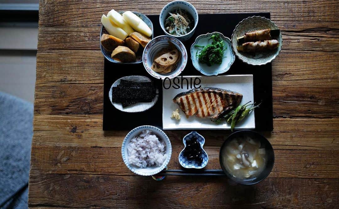 草間淑江のインスタグラム：「みなさまおはようございます。  10月31日の朝です。  今朝は、 ブリの塩焼き ズッキーニの肉巻き焼き ピーシューツのおひたし はすのきんぴら 黒豆 もやしとほうれん草のナムル 海苔 お豆腐玉ねぎしめじのお味噌汁 りんご&かき🍎  今朝はしっかり和食です。 脂ののったブリをシンプルに塩焼きがいいですね。  ししとうを付け合わせに焼いたんですが、1つ当たり🎯でした。 辛かった😆😆😆  はすのきんぴらは昨日作っておいたもので、後は昨日チキンライスでも使ったズッキーニの残りの半分を肉巻きに。  細く切ったズッキーニに塩胡椒して、豚肉をまいて小麦粉さっさささっとふってフライパンで焼き、いい感じになったら、ポン酢お酒みりん砂糖でさーっと味付け。  もやしとほうれん草のナムルは600ワットで2分、レンチンしてごま油、塩こしょう、少々、鶏がらスープの素で味付けました。  今日もお昼は抜きなのでしっかりいただきました。 ごちそうさまでした☺️🙏  さて、10月最終日です。  みなさま素敵な1日をお過ごし下さい❤️  #朝食#ブリの塩焼き#和食#おばんざい的な#朝はしっかり食べる派 #今朝も感謝して#ごちそうさまでした🙏」