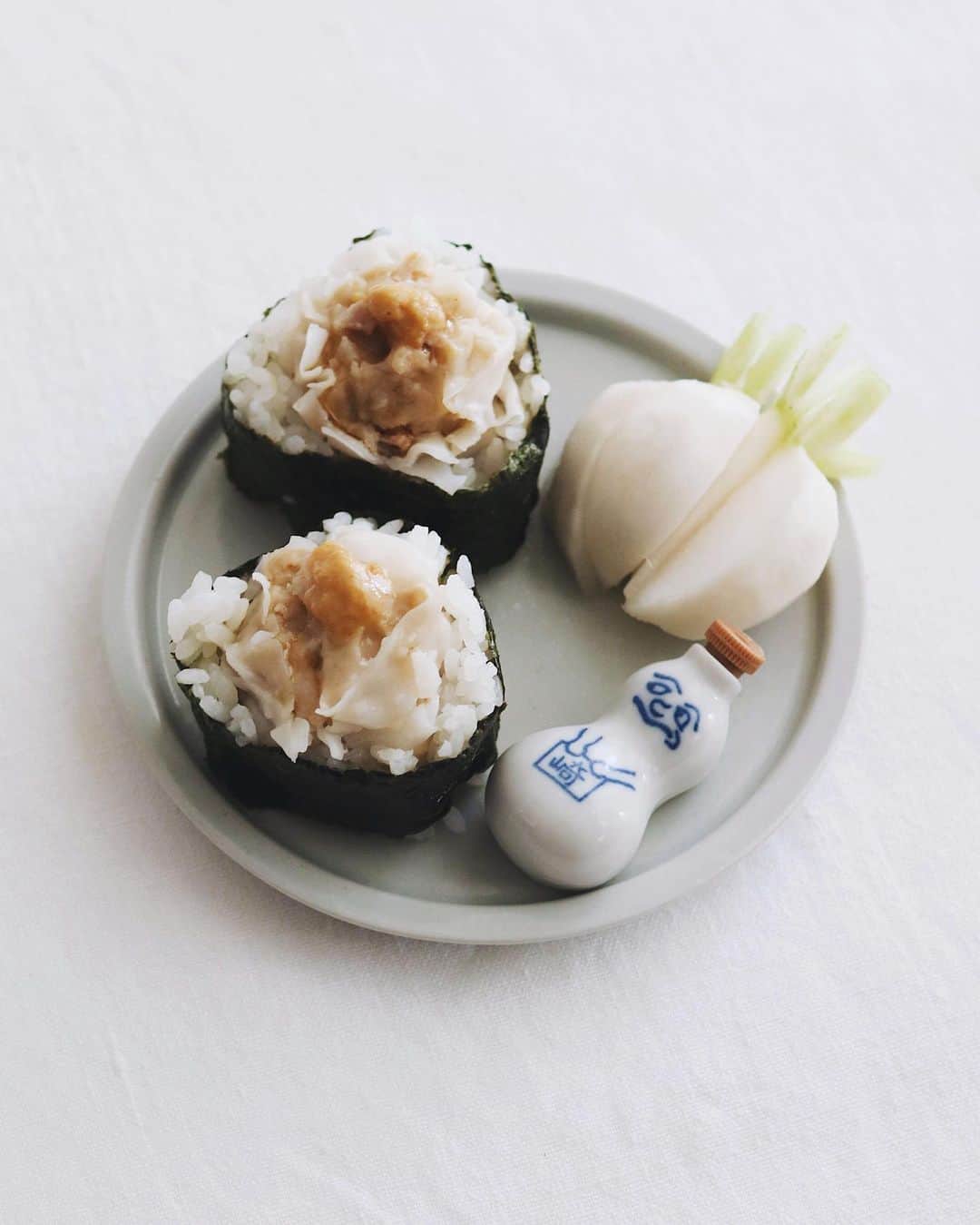のインスタグラム：「Shaomai Onigiri 🍙  今朝はシウマイおにぎりの 最適解を模索してみたけど ちょっと手間かかったので たぶんコレじゃないかもー。 でもかなりおいしくできた😋  ちなみに焼売は某冷食です。 ふんやり握って海苔を巻き、 ごま油をかけ、上にカラシ、 食べるときにお醤油を少々😋  カブは昨日漬けたぬか漬け。  ひょうちゃんは飾りだけど そこにいるだけで和み増す😙  . #シウマイおにぎり #焼売おにぎり #おにぎり #onigiri #onigiriaction」