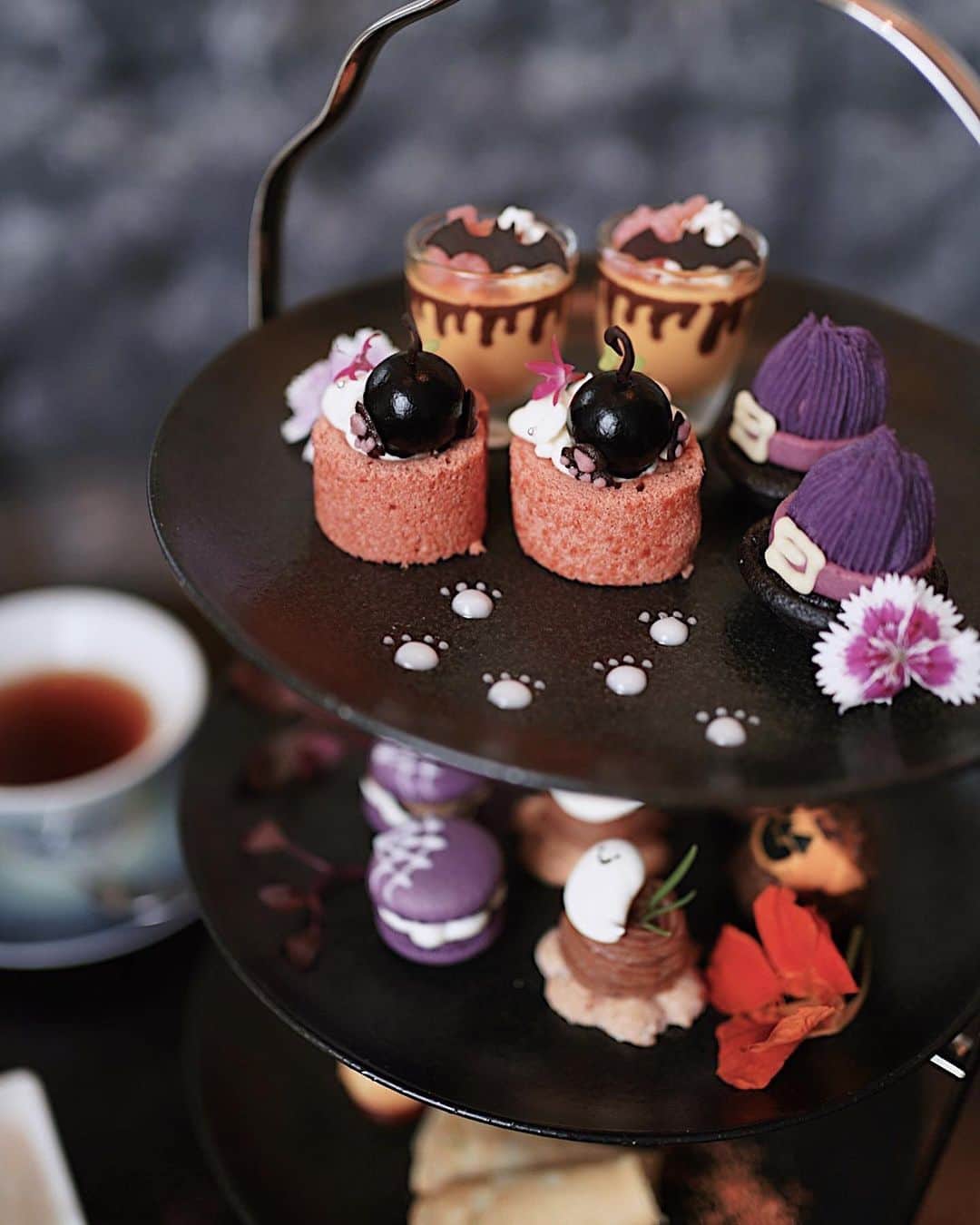 喜田彩子さんのインスタグラム写真 - (喜田彩子Instagram)「⁡ ⁡ 📍PARK HOTEL TOKYO 『アートカラーズダイニング』 @parkhoteltokyo ⁡ ⁡ 🐈‍⬛いたずら黒猫のハロウィンアフタヌーンティ🐈‍⬛ ⁡ 友人とハロウィンヌン活👻🎃 アート作品に囲まれたとても素敵なホテル。 静かで心地よい音楽が流れる中で、ゆっくり過ごせました。 ⁡ お料理もスイーツもどれも可愛くて美味しくて お茶は15種類の中から選べ、さらにカフェフリー🫖 Halloween 限定の紅茶もあったよ！ ⁡ ⁡ ⁡ 11/5からは、クリスマスをテーマにした アフタヌーンティが始まるそう🎄⛄️ ⁡ スタッフさんも優しくて とっても贅沢な時間でした✨ ⁡ ⁡ ⁡ #パークホテル東京 #parkhotel #アートカラーズダイニング#アフタヌーンティー #ホテルアフタヌーンティー #ハロウィンアフタヌーンテイー #限定アフタヌーンティー #限定スイーツ#期間限定スイーツ #アフタヌーンティー巡り #汐留グルメ #ハロウィンスイーツ #ホテルライク #東京女子部#ハロウィン2023 #美味しいもの巡り #カフェ巡り #halloweenseason #秋限定スイーツ #休日の過ごし方」10月31日 8時12分 - ayacokida