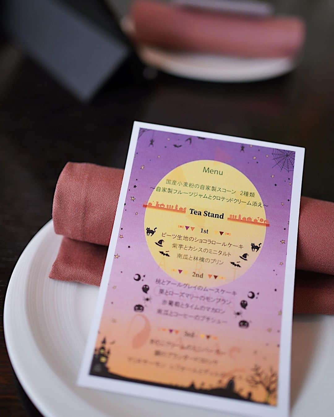 喜田彩子さんのインスタグラム写真 - (喜田彩子Instagram)「⁡ ⁡ 📍PARK HOTEL TOKYO 『アートカラーズダイニング』 @parkhoteltokyo ⁡ ⁡ 🐈‍⬛いたずら黒猫のハロウィンアフタヌーンティ🐈‍⬛ ⁡ 友人とハロウィンヌン活👻🎃 アート作品に囲まれたとても素敵なホテル。 静かで心地よい音楽が流れる中で、ゆっくり過ごせました。 ⁡ お料理もスイーツもどれも可愛くて美味しくて お茶は15種類の中から選べ、さらにカフェフリー🫖 Halloween 限定の紅茶もあったよ！ ⁡ ⁡ ⁡ 11/5からは、クリスマスをテーマにした アフタヌーンティが始まるそう🎄⛄️ ⁡ スタッフさんも優しくて とっても贅沢な時間でした✨ ⁡ ⁡ ⁡ #パークホテル東京 #parkhotel #アートカラーズダイニング#アフタヌーンティー #ホテルアフタヌーンティー #ハロウィンアフタヌーンテイー #限定アフタヌーンティー #限定スイーツ#期間限定スイーツ #アフタヌーンティー巡り #汐留グルメ #ハロウィンスイーツ #ホテルライク #東京女子部#ハロウィン2023 #美味しいもの巡り #カフェ巡り #halloweenseason #秋限定スイーツ #休日の過ごし方」10月31日 8時12分 - ayacokida