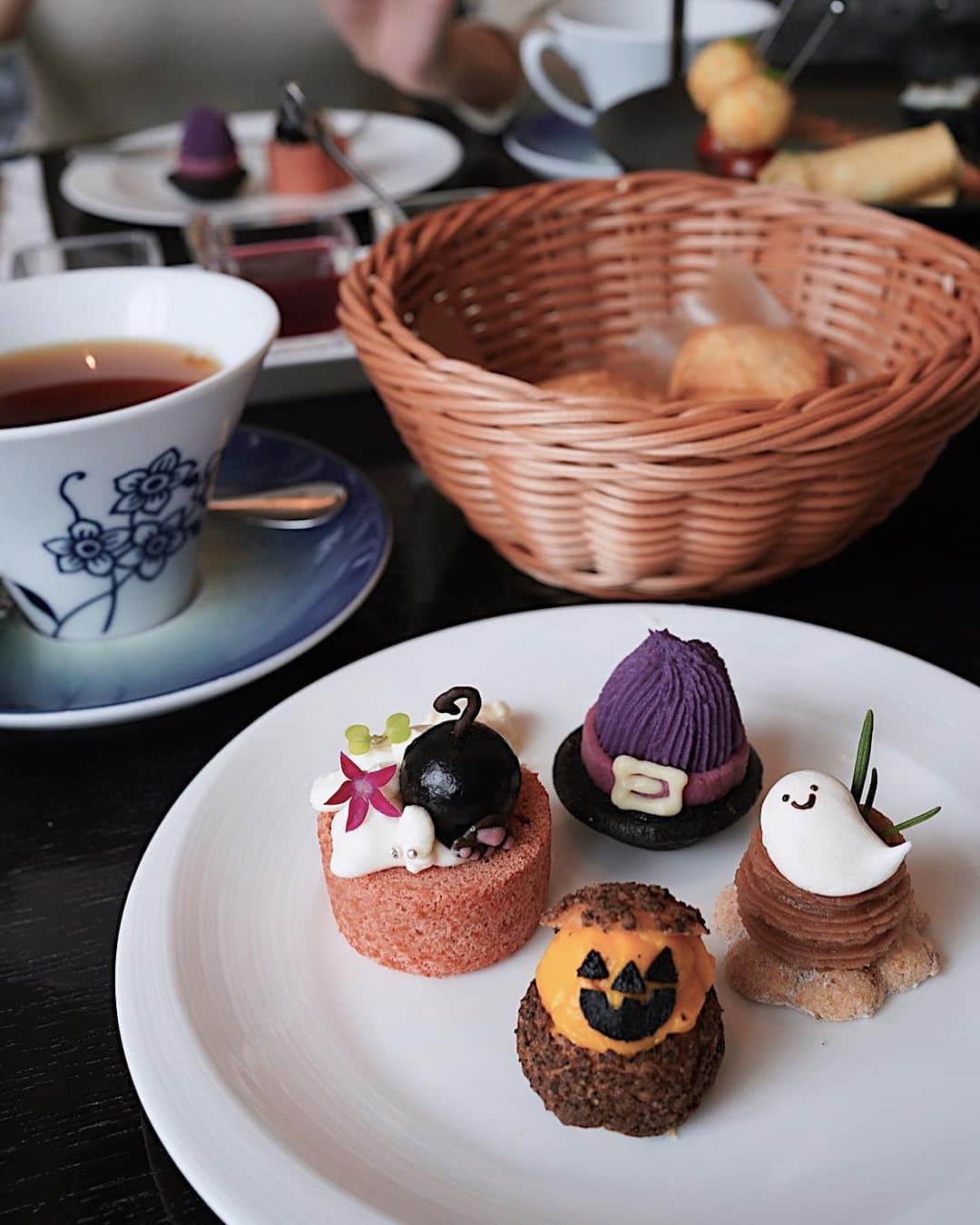 喜田彩子のインスタグラム：「⁡ ⁡ 📍PARK HOTEL TOKYO 『アートカラーズダイニング』 @parkhoteltokyo ⁡ ⁡ 🐈‍⬛いたずら黒猫のハロウィンアフタヌーンティ🐈‍⬛ ⁡ 友人とハロウィンヌン活👻🎃 アート作品に囲まれたとても素敵なホテル。 静かで心地よい音楽が流れる中で、ゆっくり過ごせました。 ⁡ お料理もスイーツもどれも可愛くて美味しくて お茶は15種類の中から選べ、さらにカフェフリー🫖 Halloween 限定の紅茶もあったよ！ ⁡ ⁡ ⁡ 11/5からは、クリスマスをテーマにした アフタヌーンティが始まるそう🎄⛄️ ⁡ スタッフさんも優しくて とっても贅沢な時間でした✨ ⁡ ⁡ ⁡ #パークホテル東京 #parkhotel #アートカラーズダイニング#アフタヌーンティー #ホテルアフタヌーンティー #ハロウィンアフタヌーンテイー #限定アフタヌーンティー #限定スイーツ#期間限定スイーツ #アフタヌーンティー巡り #汐留グルメ #ハロウィンスイーツ #ホテルライク #東京女子部#ハロウィン2023 #美味しいもの巡り #カフェ巡り #halloweenseason #秋限定スイーツ #休日の過ごし方」