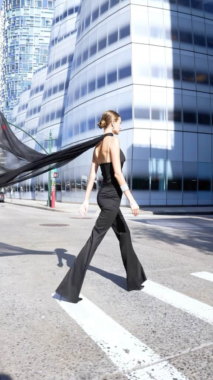 アリス+オリビアのインスタグラム：「fact: our pants give you super model legs… #pants」