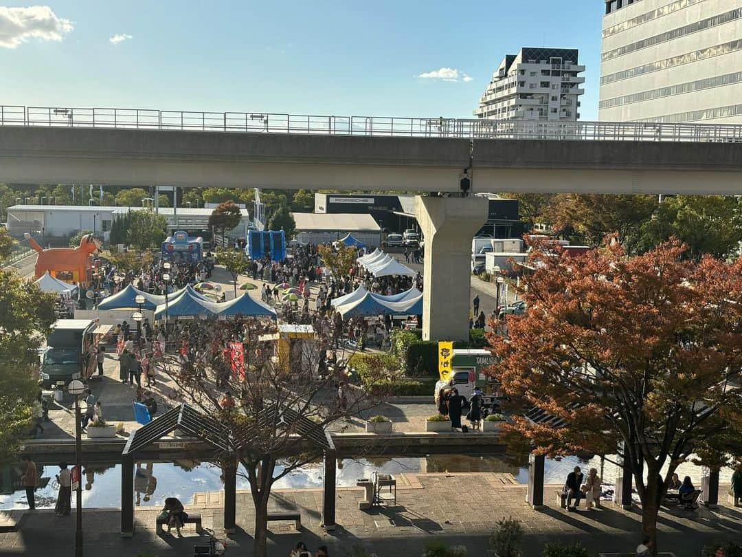 株式会社 リンテックさんのインスタグラム写真 - (株式会社 リンテックInstagram)「【Halloween Event】✨️🎃🎪  10月28日(土)、29日(日)に開催されましたハロウィンイベントに、お越しいただいた皆様、誠に有難うございました✨ また、お忙しいところアンケートにもご協力いただいた皆様、大変感謝いたしております🏁💕  ≪一日目≫ ランドローバーディフェンダー110(日本限定150台）・シトロエンDS21を展示しておりました✨ 🩵 ≪２日目 最終日≫ ランドローバーディフェンダー110(日本限定150台）・ボルボV60を展示しておりました✨ 迫力満点💯老若男女問わずたくさんの方々に、ご興味を持っていただき、特に、シトロエンDS21は女性の方やお子様に大人気で、シートの座り心地がとても良い！かわいい！と大絶賛して頂きました！！💛  展示会に持って行けなかったお車たちもご覧いただいたり、お話も盛り上がったり、そして、このイベントを通して、たくさんの方にリンテックのことを知っていただくことができ、とても良い機会となり・貴重な経験ができた、笑顔溢れた２日間となりました✨  また、このような機会をこれからたくさん増やしていけたらなと思います️📝🏎.  〒658ー0031 神戸市東灘区向洋町東1-4 TEL: 078-858-0400  #Instagram #jaguarproject8 #lfl#おすすめ #black #bmw  #bm #輸入車#インスタ映え#スーパーカー  #祭り#v8 #オススメ  #ブレンボブレーキ #車好きな人と繋がりたい #車好きな人と繋がりたいフォローミー #神戸 #fff #中古車販売店 #fyp #carstagram #volvo #luxury #Halloween #HappyHalloween  #イベント#TrickorTreat  #rangerover  #シトロエン  #DIESEL」10月31日 8時18分 - lintec_kobe