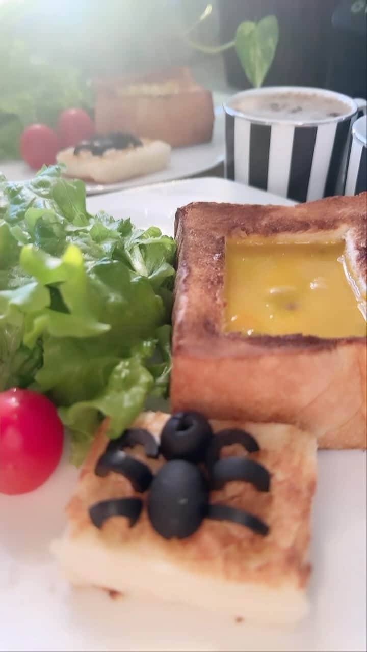 のインスタグラム：「名古屋23℃🌤️ おはようございます🎃 今朝は清々しい晴れ 空気が冷んやりして肌寒いです。 今日もまた日中は汗ばむ暖かさ。 朝晩の寒暖差で体調崩さないよう気をつけてくださいね！ 頑張って行ってらっしゃい🩷 #おはようございます #goodmorning  #朝食#breakfast  #秋田犬#akitainu #dogsofinstagram  #トースト#輝絹パン#ハロウィン #カボチャのクラムチャウダー #サラダ#タランチュラ #ホットコーヒー#カフェオレ#珈琲 #水谷雅子 #水谷雅子の美容の秘訣シリーズ」