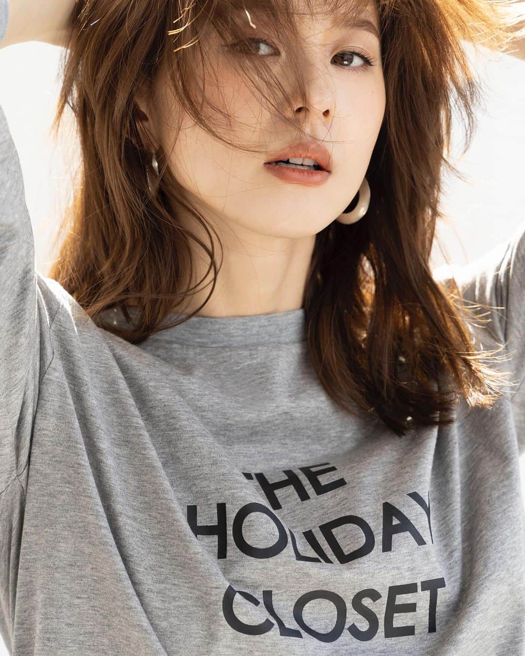 のインスタグラム：「. AYA’S COLLABORATION  初披露となるTHE HOLIDAY CLOSET。 今回は特別に朝比奈彩さんセレクトの別注カラーを展開。 デイリーからアクティブなシーンにも、着こなし方のレクチャーも必見です。  #theholidaycloset  #ザホリディクローゼット  #朝比奈彩　さん #ayaasahina」