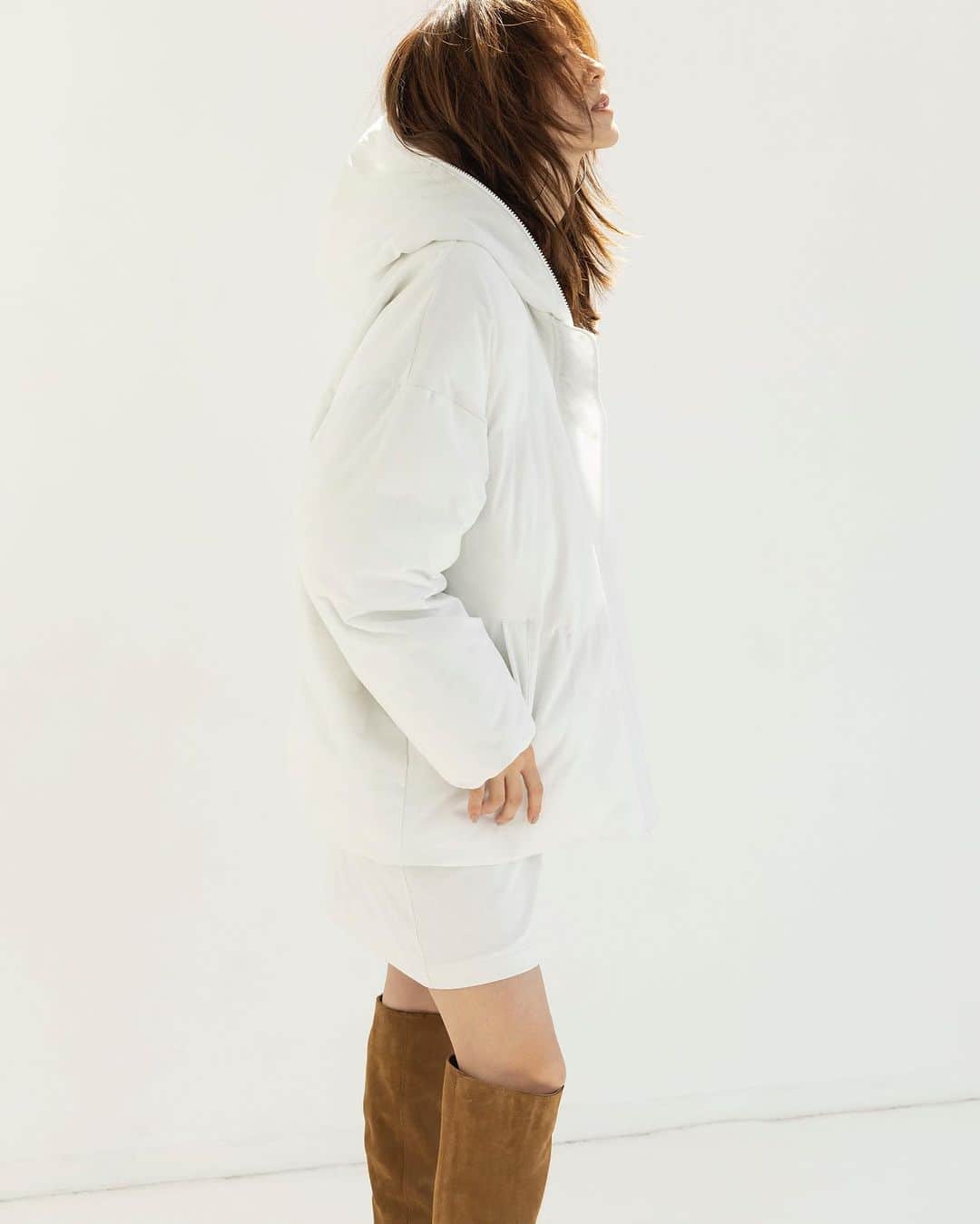のインスタグラム：「. AYA’S COLLABORATION  初披露となるTHE HOLIDAY CLOSET。 今回は特別に朝比奈彩さんセレクトの別注カラーを展開。 デイリーからアクティブなシーンにも、着こなし方のレクチャーも必見です。  02 COAT  COAT ¥33,000(TAX IN) PULLOVER ¥20,900(TAX IN) SKIRT ¥20,900(TAX IN)  #theholidaycloset  #ザホリディクローゼット  #朝比奈彩　さん #ayaasahina」