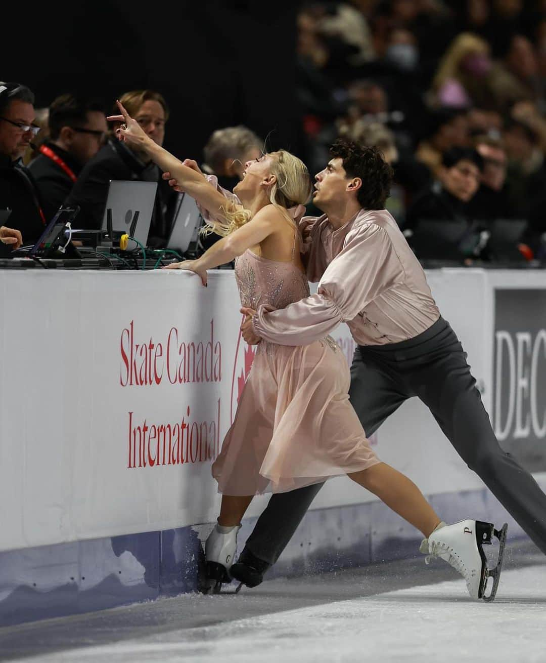 パイパー・ギレスさんのインスタグラム写真 - (パイパー・ギレスInstagram)「Thrilled to have kicked off the Grand Prix season here in Vancouver! The energy over the weekend was incredible. Excited for the journey ahead as we head to the Cup of China. Grateful to continue doing what we love and to keep growing with each step. 🌟  Onwards and upwards  - - - - #figureskating #icedance #iceskating #skating #isu #skatecanada #SCI23 #GrandPrixSeason #VancouverAdventures #ontothenext #moreadventures」10月31日 8時28分 - pipergilles