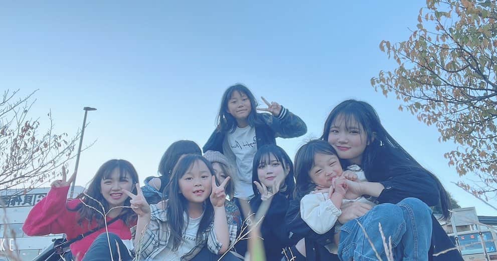 美奈子さんのインスタグラム写真 - (美奈子Instagram)「先日 家族の行けるメンバーで 江ノ島へ行ってきました〜！  もうほぼ無計画笑  出発予定時刻も1時間遅刻笑  でも小さい子いたらそんなもんでしょ〜  むしろそのくらいゆるーーーいのがいいのさ🍀  今回は家族だけで行ったので ゆるーく自分達で撮影しようかなーと思ったんだけど 休日の江ノ島の人の多さに驚き‼️  もうおちびーずもわちゃわちゃだし 途中で諦めた笑  そんなんでも見たい人いる？笑  とまぁ 弾丸なお出かけだったんだけど 女子が多い家族だから 道中の車内も喋る喋る笑  会話が止まらない！ かと思えば 急に静かになった？と 爆睡の子もいたり（きっとわかってると思うけどヒスイです笑）  江ノ島の食べ歩きも楽しかったけど 1番楽しかったのは 写真もいっぱい撮ったんだけど 海の近くの芝生に座って まったりしながら おちびーずが走り回ってるのを見るのが 楽しかった💕  次はお出かけどこ行こうかな。 ワクワク  さて 今日も頑張るかなーー！  #江ノ島お出かけ #美奈子ファミリー」10月31日 8時30分 - minako_official