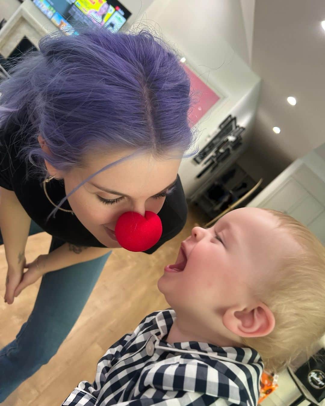 ケリー・オズボーンのインスタグラム：「Can you guess what we are gonna be for Halloween? 👻🎃💀」