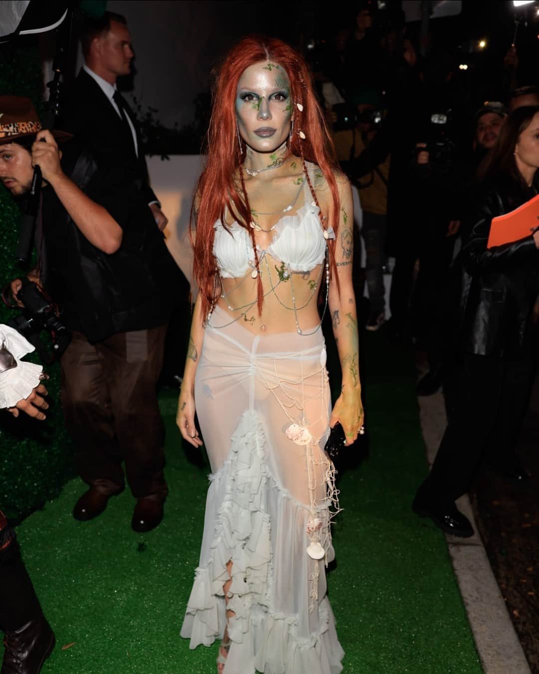 Nylon Magazineのインスタグラム：「#NYLONFitPicks: From Megan Fox and Machine Gun Kelly's 'Kill Bill' costumes to Kelsea Ballerini's Barbiecore pink outfit, see the best fashion from the past week — Halloween edition — at the link in bio.  [Getty / BACKGRID]」