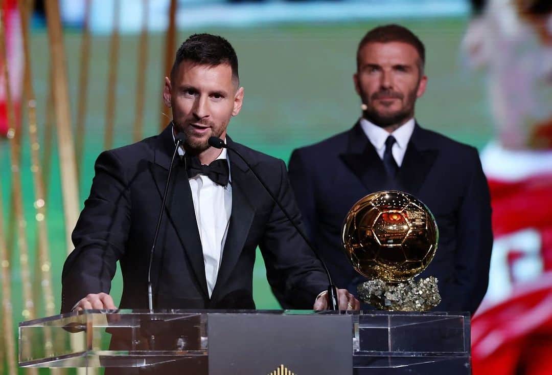 デビッド・ベッカムのインスタグラム：「Huge honour to present Leo with his 8th Ballon D’or tonight in Paris x such a special night for Leo and his family and it was a privilege to be there to celebrate such an incredible achievement, Miami are truly honoured to have The Best 🩵🤍 congratulations my friend @leomessi @intermiamicf 🩷🖤」