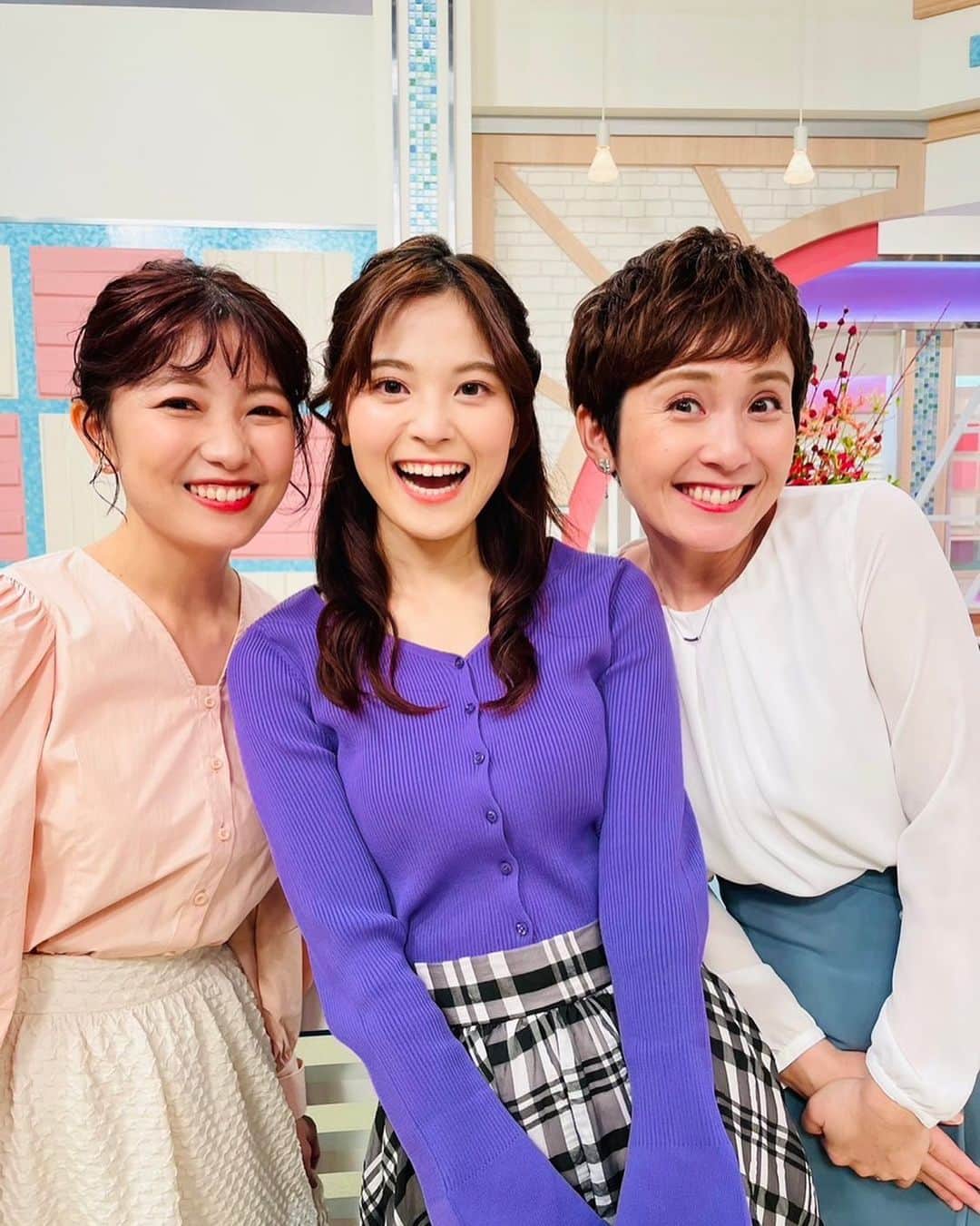 川崎優のインスタグラム：「. . いつも外からお天気を伝えてくれる気象予報士の福山佳那ちゃんが、スタジオにきたので若林さんと3人で撮ってもろた🌝✨ やっぴー！（←高校の時、親友が連呼してたやつ）（知らんがな）  家が近所なので、朝ごはん友達なのです🤝  そして音楽は.. @mgaband  Mrs. GREEN APPLEさんの、 『In the Morning』　 バリはやのオープニングでいつも流れていて… バリはやメンバーもいつも元気をもらっている曲。このオープニング最高やな！✨とスタジオに降りてくるまで呟いてます（笑）  ぜひ早起きして、月曜日から金曜日まで観てほしいたけ🍄  #若林さんはこの歌をよく歌っている  #歌唱力が凄い #バリはや #FBS」