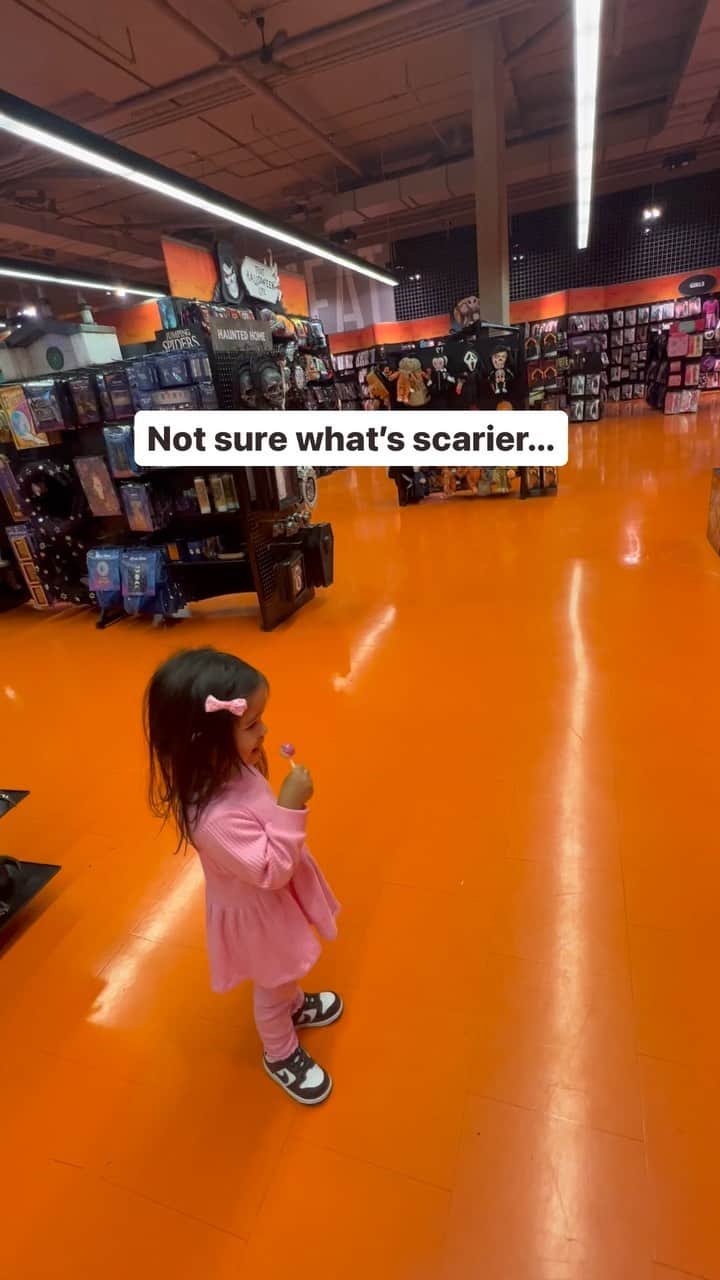 エリーゼ・エストラーダのインスタグラム：「This girl loves going to @spirithalloween just for the creepy stuff. 🎃 Lol. I love her.」